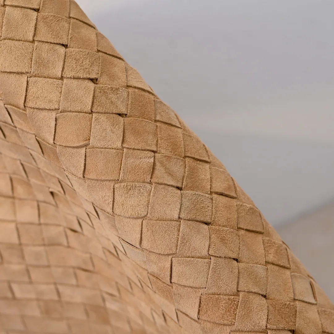 Batch 2160 #Bv Yangjin large size HOP cowhide, the bag body and handles are made of a whole piece of woven leather. The bag body is soft and lazy. Hop symbolizes the praise of innovation and eternal craftsmanship [love]. The pyramid silhouette combines practicality and fashion. Modern and casual, the bag mouth is double-sided closed design, more convenient and safe! Made of soft cowhide and full of texture, this is a must-have for fashionable ladies who like minimalism, comfort and casualness! Model: 3970 Dimensions: 54x24x13